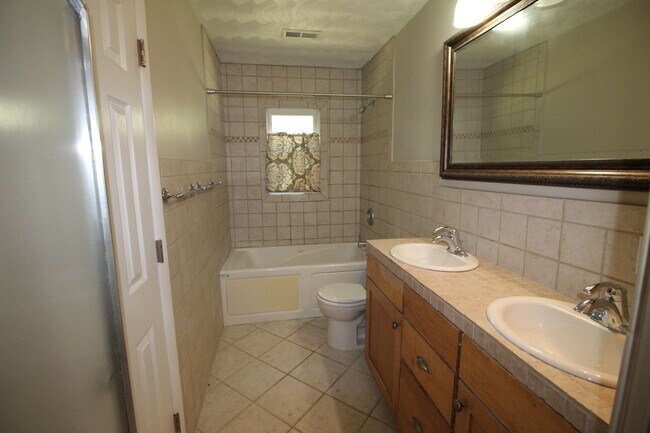 Building Photo - Beautiful Single Family Home in Great Neck Estates