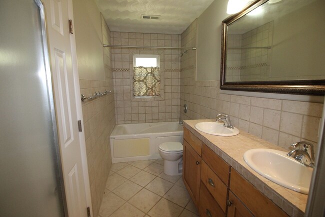 Building Photo - Beautiful Single Family Home in Great Neck...
