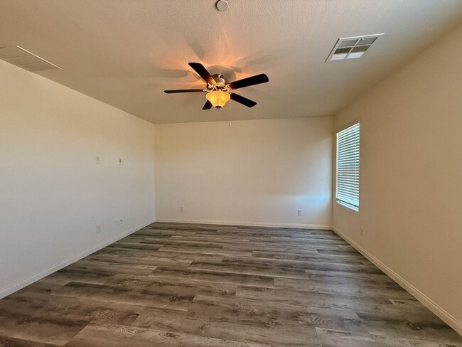 Building Photo - NEWLY UPGRADED 3 BED 2.5 BATH 2 CAR GARAGE...