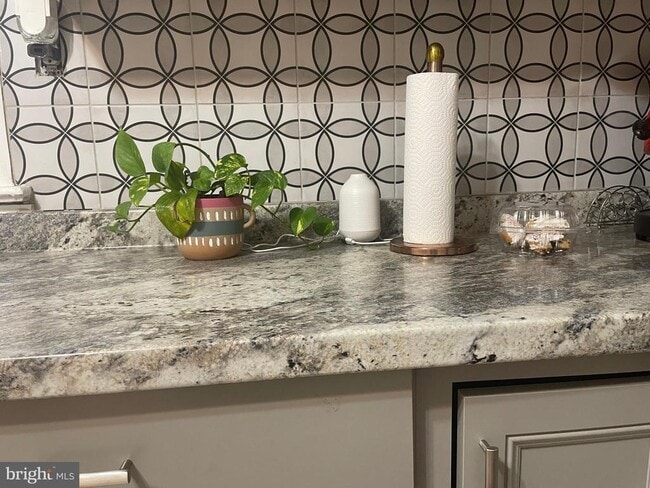 Building Photo - 695 W Kings Hwy