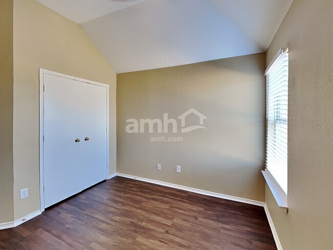 Building Photo - 10437 Manhassett Dr