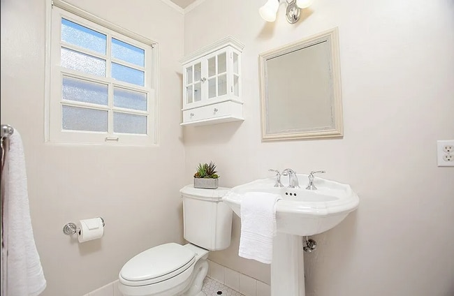 Building Photo - Adorable Loma Portal Bungalow with Fenced ...