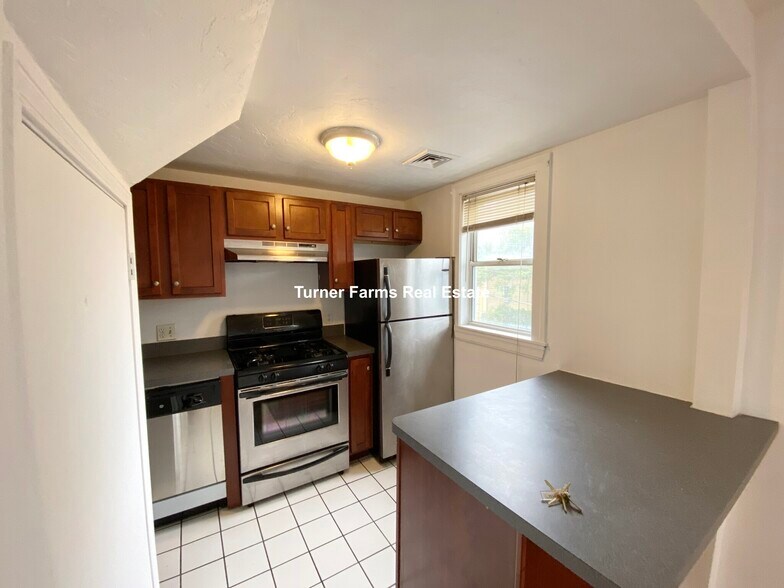 Building Photo - 87 Sheridan St