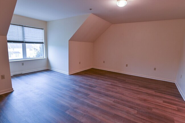 Building Photo - 3 Bedroom Single Family in Midtown with Pa...