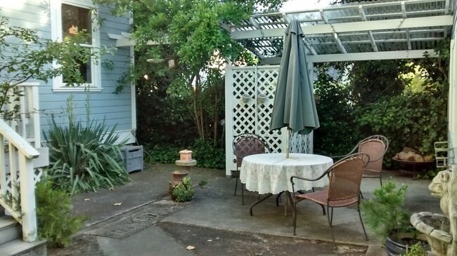 Building Photo - Large, Centrally Located Craftsman Home in...