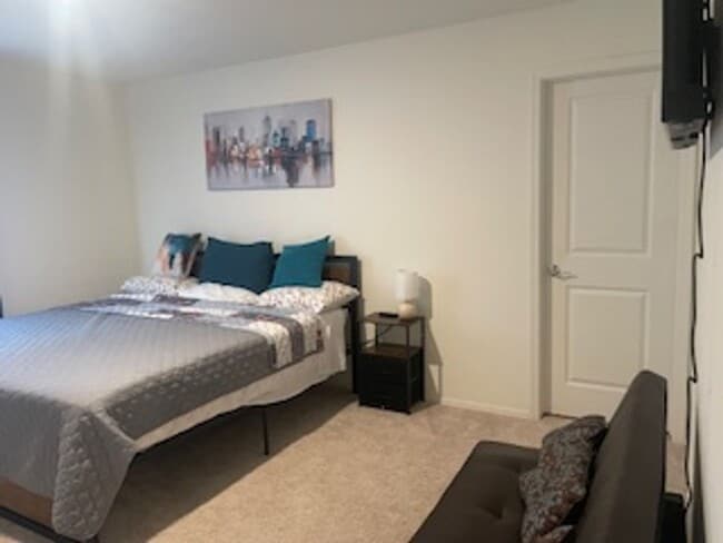 Building Photo - Spacious New four bedroom home