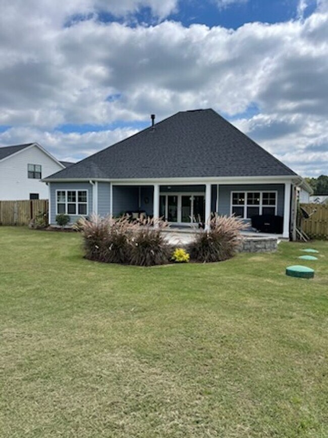 Building Photo - Welcome to this charming 3-bedroom, 2-bath...