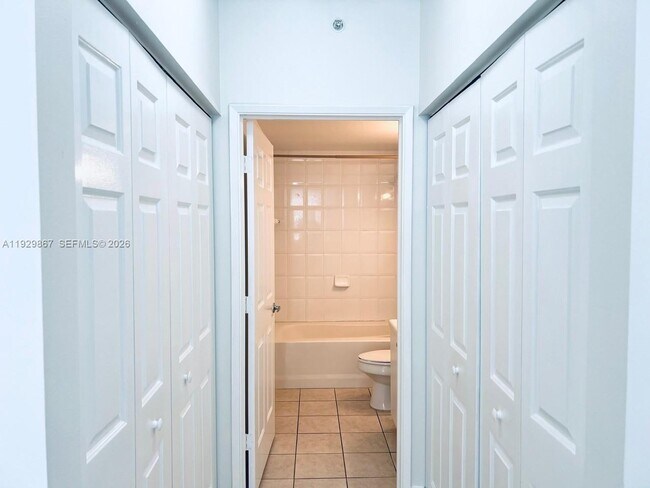 Building Photo - 8000 N Nob Hill Rd