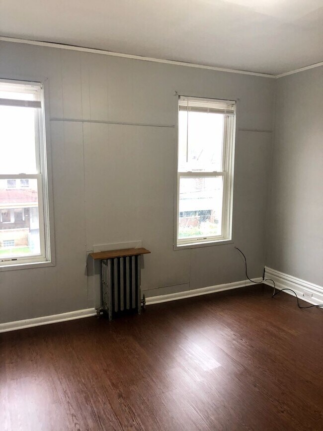 Primary Photo - 2 bed 1 Bath - updates throughout, new app...