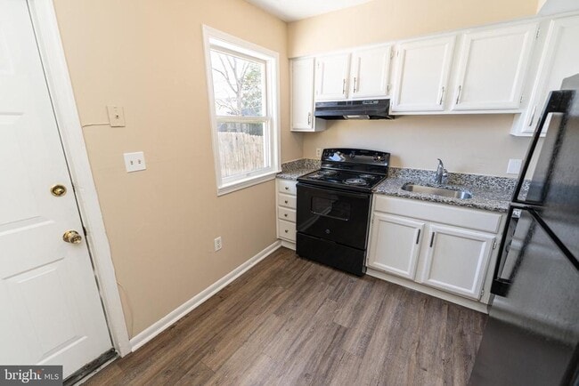 Building Photo - 915 N Division St