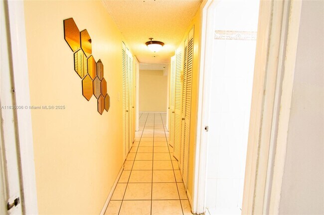 Building Photo - 1621 Collins Ave