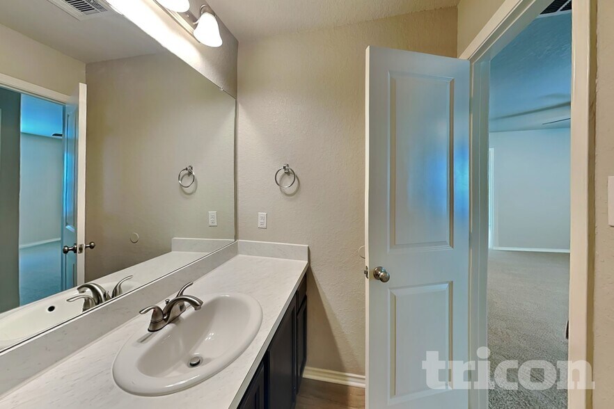 Building Photo - 421 Moonvine Way