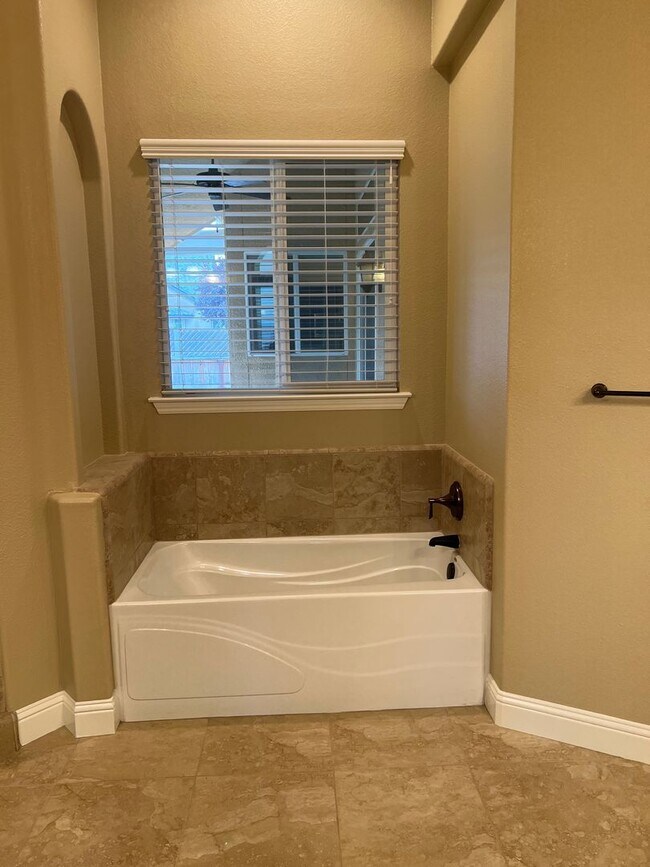 Building Photo - Beautiful Family Home