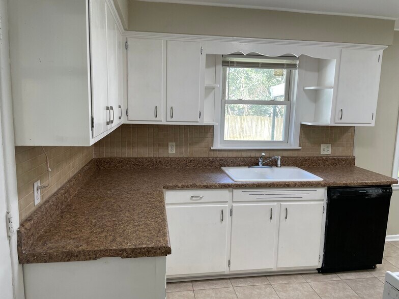 Kitchen 5 of 6 - 788 Crockett Dr