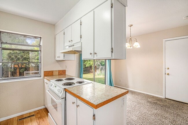 Building Photo - 906 Mansfield Dr