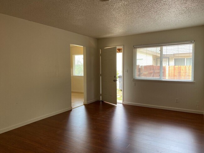 Building Photo - Duplex - 2 Bedrooms, 1 Bath.