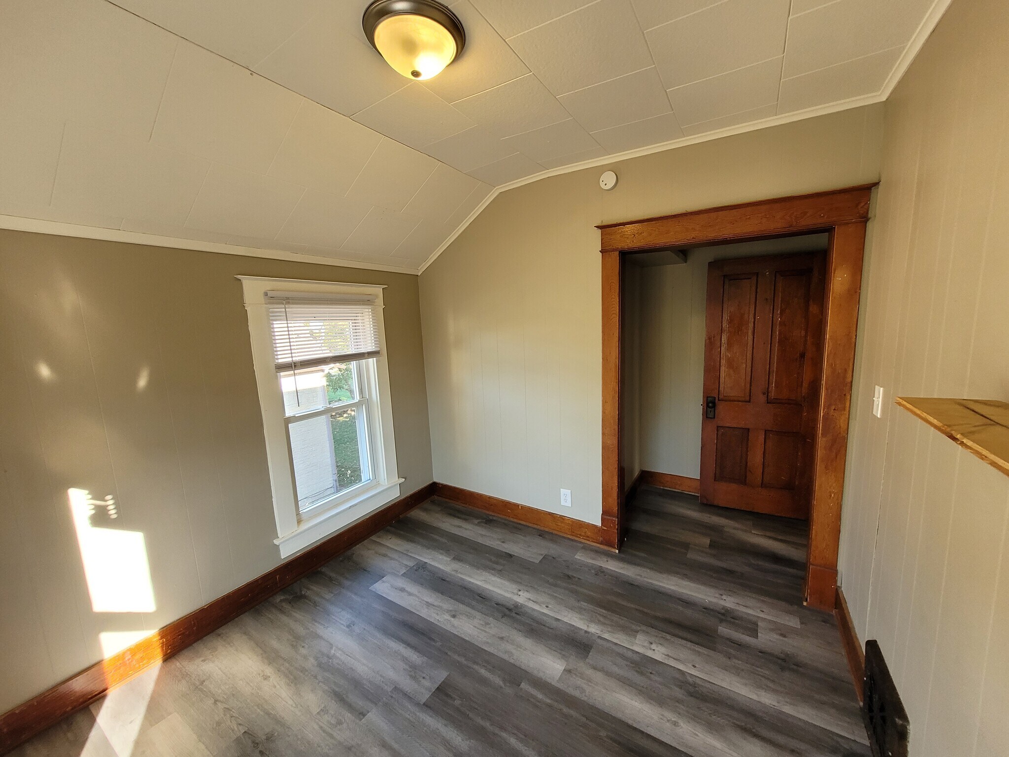 Building Photo - 818 6th Ave