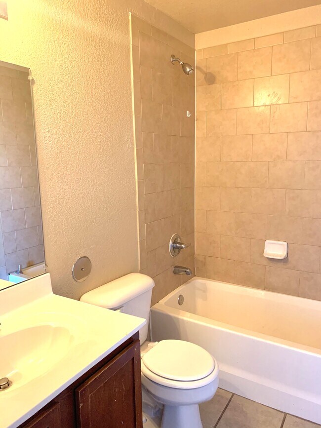 Building Photo - 7504 Howard St