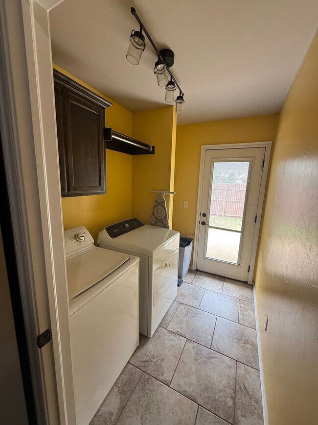 Building Photo - Immaculate 3 bed 2 bath in Mustang Schools, ready for move in on or before July 1st!