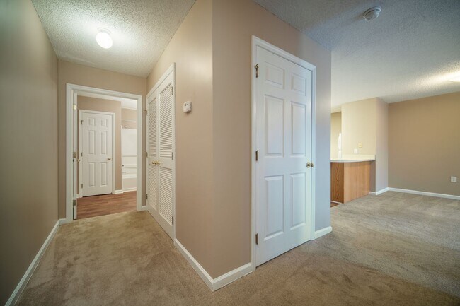 Building Photo - Private Villa Neighborhood****** Rent $1,075/month*********Affordable Living