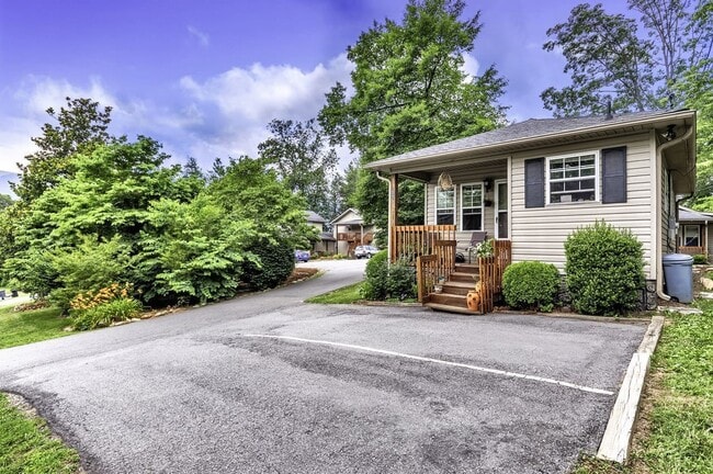 Building Photo - Cottage Close to Downtown Black Mountain