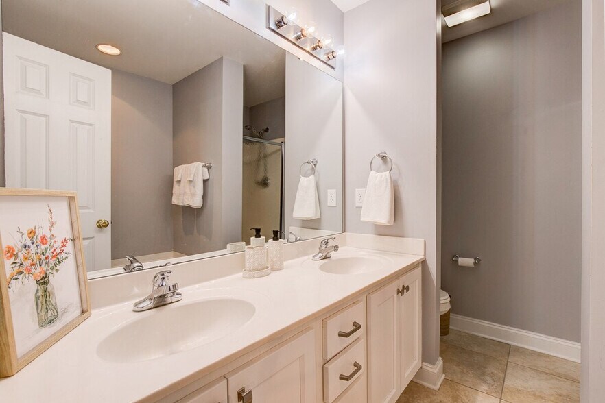 Building Photo - 617 Lake Forest Road