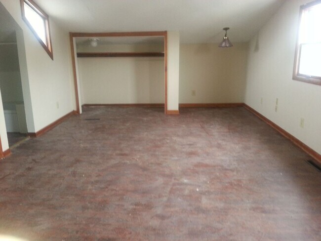 Building Photo - 624 Anderson Ave