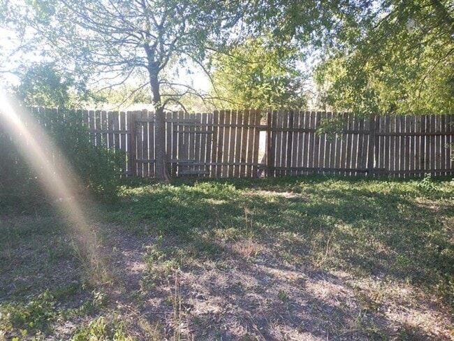 Building Photo - Cute 3/2 duplex with a garage