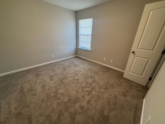 Building Photo - FOR RENT