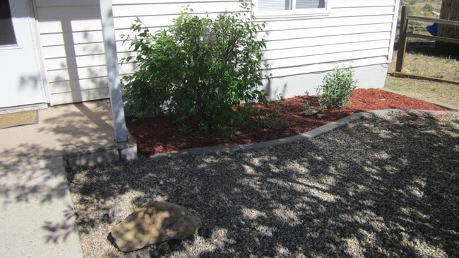 Building Photo - Lovely Fully Furnished 2 bed, 1 bath home