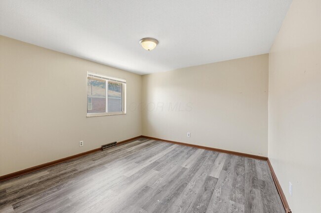Building Photo - 1759 Lonsdale Rd