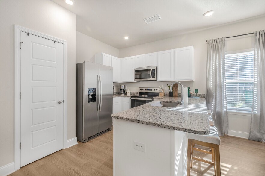 Building Photo - 6791 Spaniel Dr