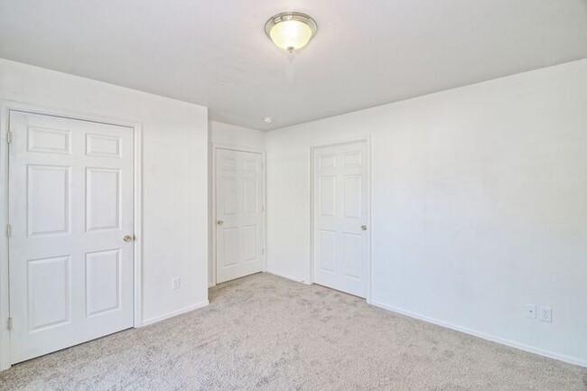 Building Photo - Charming 3 Bed, 2 Bath Townhome in Orchard...