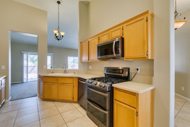 Building Photo - Charming Single-Story Home with Spa & Covered Patio Near Spencer & Wigwam in Las Vegas
