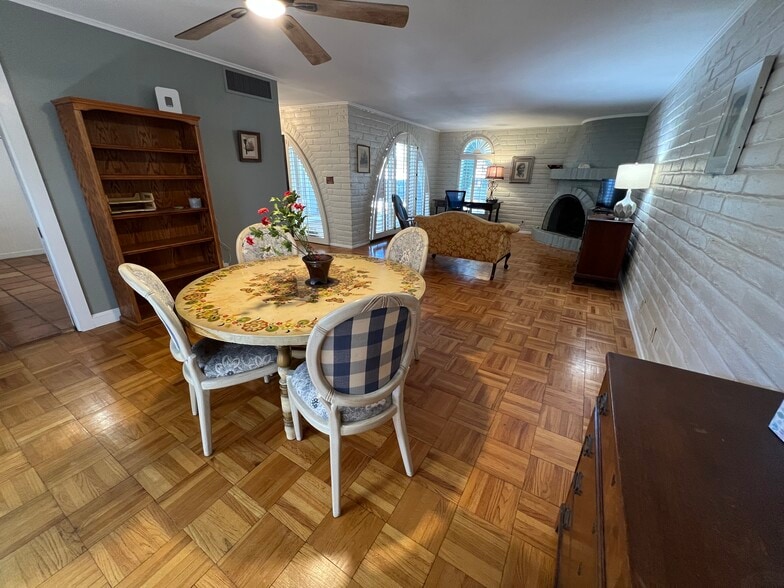 Building Photo - 604 W Roller Coaster Rd