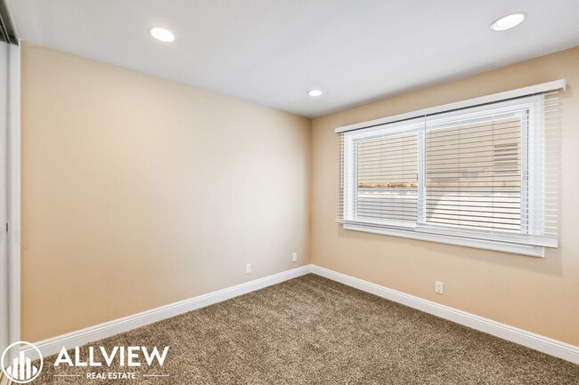 Building Photo - Rare 5 bed/3 bath home located in the high...