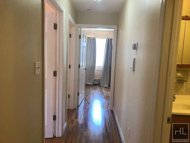 Building Photo - 869 E 95th St