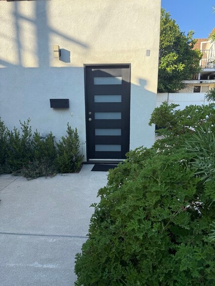 front - 1049 Davis Ave
