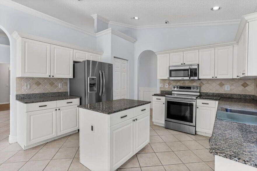 Primary Photo - 7607 Colony Lake Dr