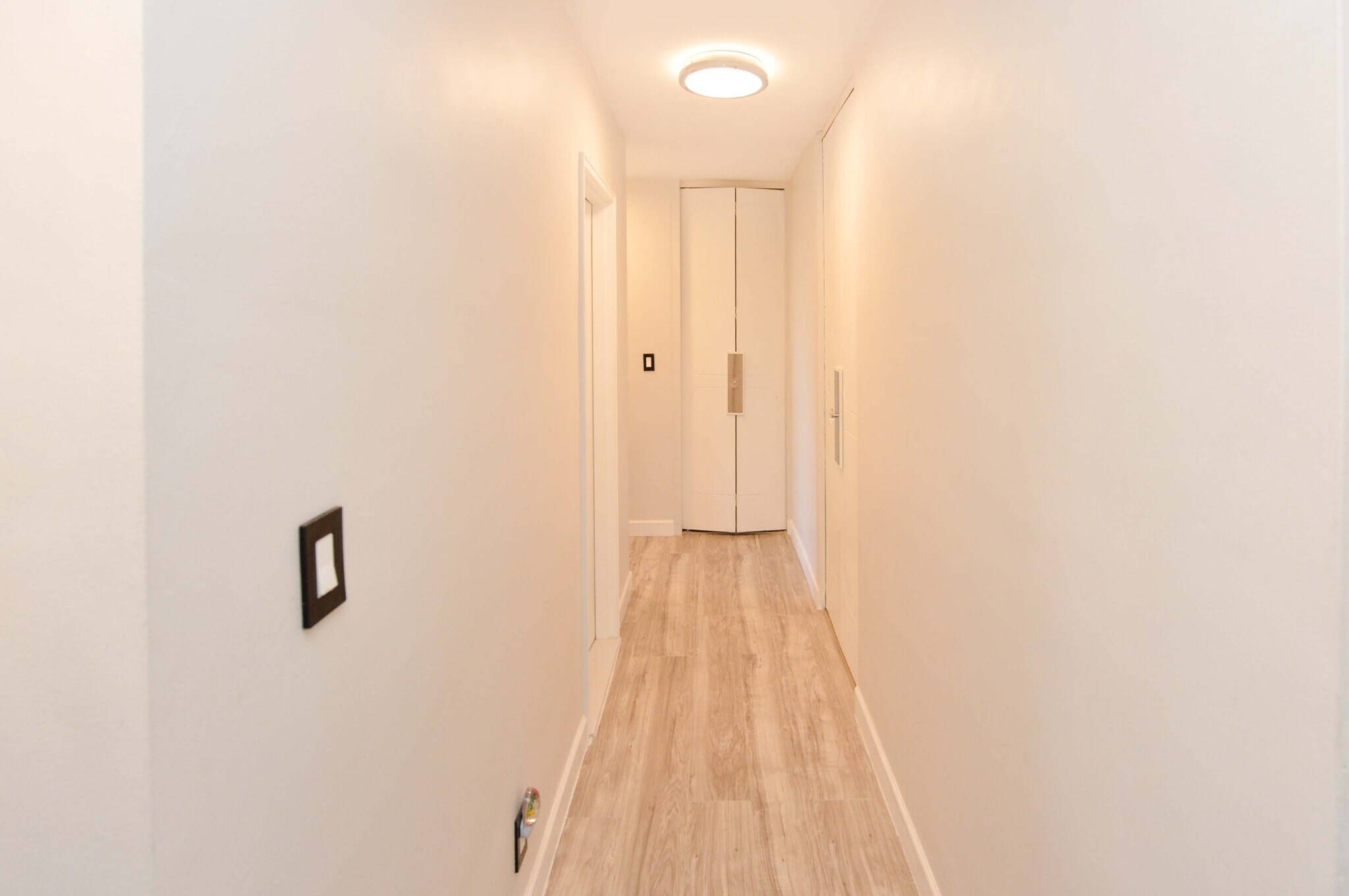 Apartment Hallway - 2000 Linwood Ave