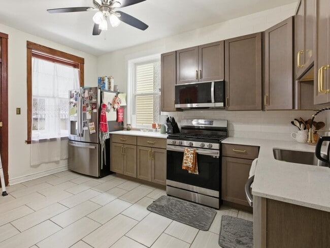 Building Photo - 2333 N Hamlin Ave