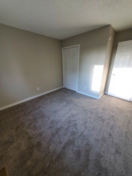 Building Photo - 3542 Independence Ave N