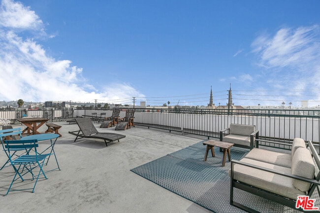 Building Photo - 1111 N Kenmore Ave