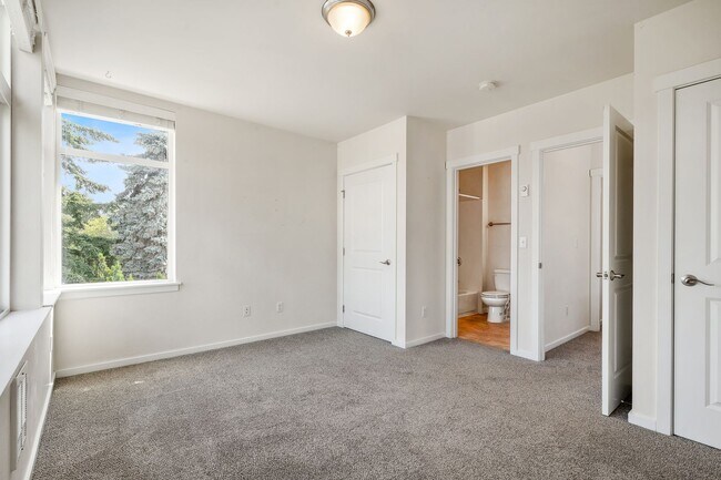 Building Photo - 3025 3027 21st Ave W