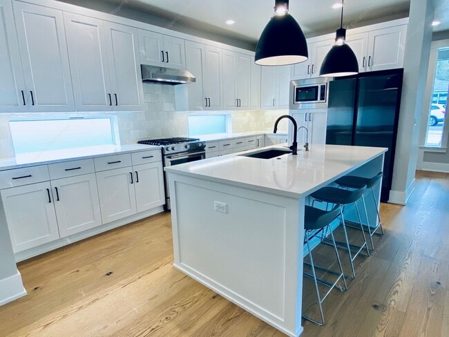 Building Photo - Craftsman Charm Meets Modern Luxury in Summit West