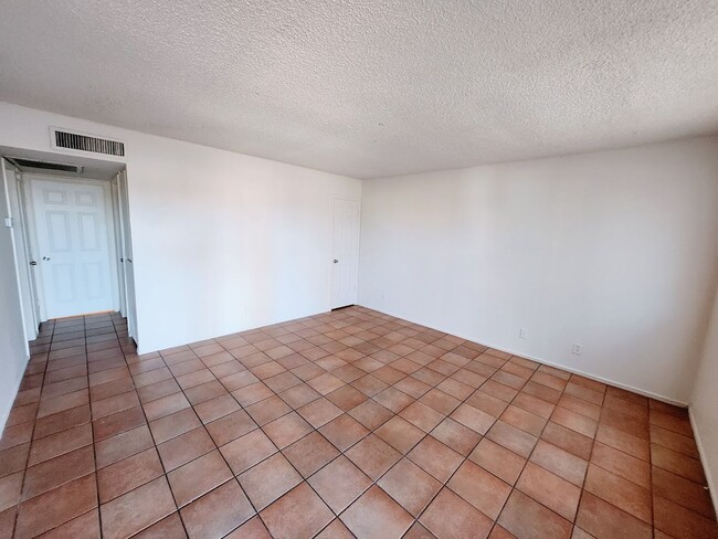 Building Photo - 827 E Hazel Dr