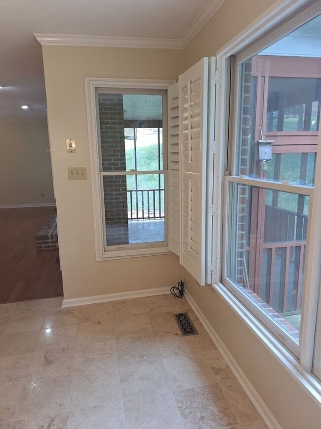 Building Photo - 4bd/3 bath located in desirable neighbor in Fox Den Subdivision in West Knoxville