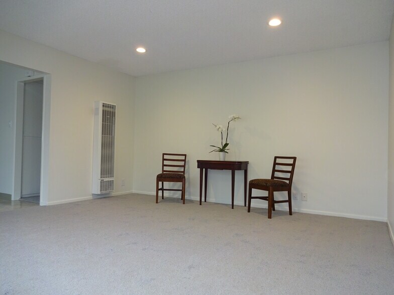 Living room - 841 W 25th St