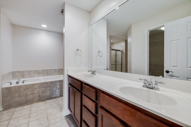 Building Photo - 2 Weslyn Park Dr