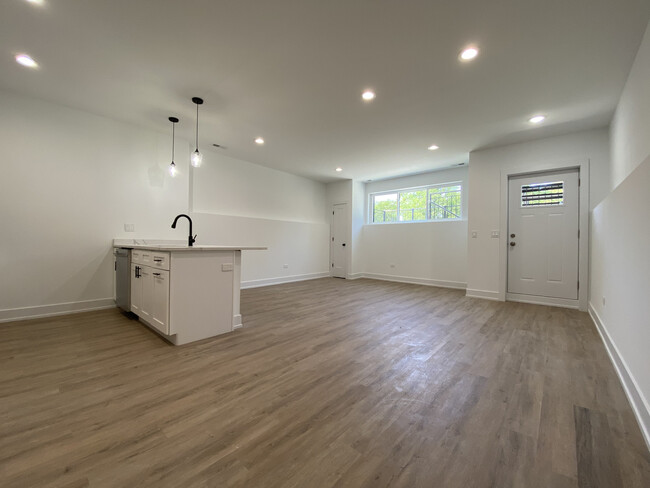 Building Photo - 4047 S Prairie Ave
